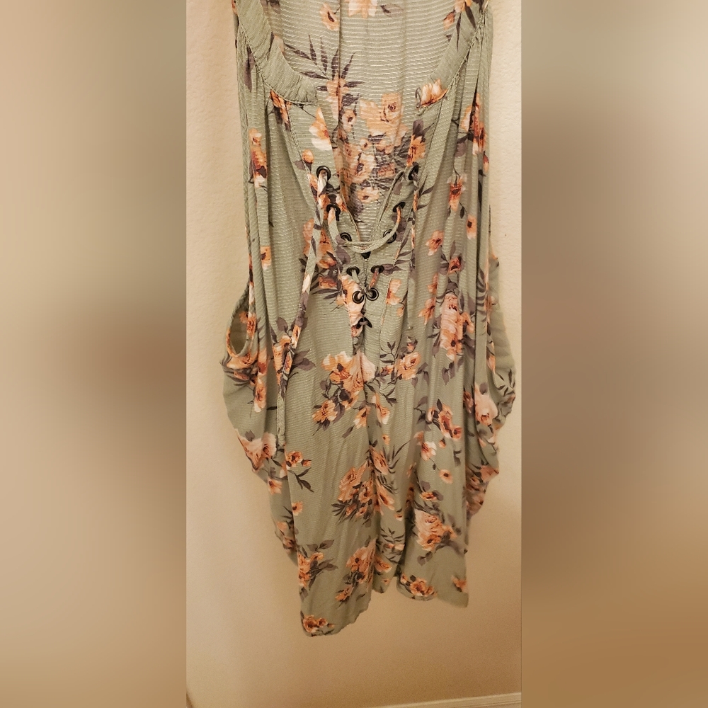 Sleeveless Top Light Green Floral